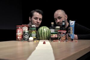 Die Protagonisten von Himlet mit den zwei Spielern im Hintergrund