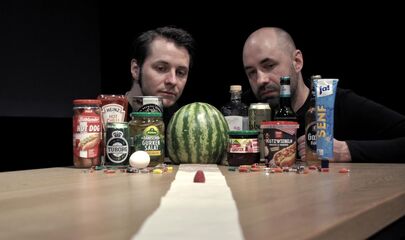 Die Protagonisten von Himlet mit den zwei Spielern im Hintergrund, führt zum Kalendereintrag