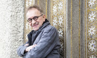 Walter Rennesien an Hauswand lehnent, führt zum Kalendereintrag