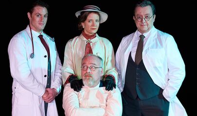 3 Männer und eine Frau, ein Mann sitzend, die drei anderen hinten dran stehend, führt zum Kalendereintrag