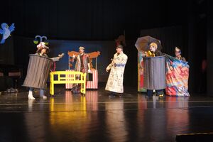 Fünf Schauspieler auf Bühne