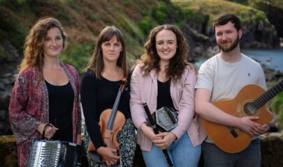 Die Band Cuas mit Instrumenten vor Naturkulisse, führt zum Kalendereintrag