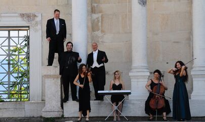 Vier Musikerinnen mit Instrumeneten und 3 Tenöre, führt zum Kalendereintrag