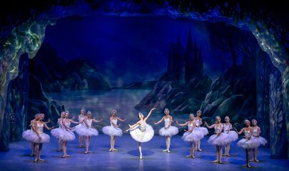 Ballettänzerinnen auf Bühne, führt zum Kalendereintrag