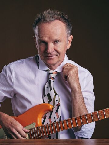 Willy Astor mit E-Gitarre