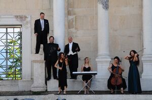 Vier Musikerinnen mit Instrumeneten und 3 Tenöre