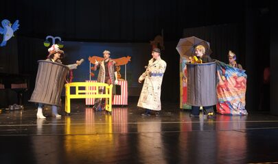 Fünf Schauspieler auf Bühne, führt zum Kalendereintrag