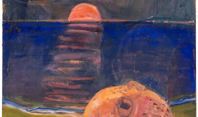 Das Bild Untitled von Shanee Roe, abgetrennter Kopf liegt am Strand im Hintergrund das Meer und ein Sonnenuntergang, führt zum Kalendereintrag