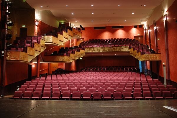 Zuschauersaal des Parktheaters von der Bühne aufgenommen. Link führt zu den Besucherinfos