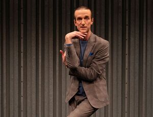 Ein Mann in verknoteter Pose auf Bühne