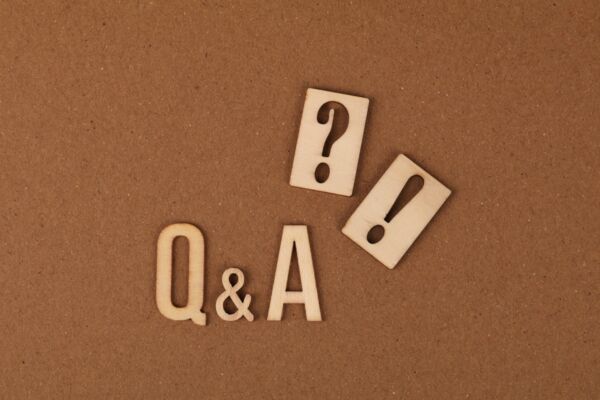 Ein Q und ein A, ein Fragezeichen und ein Ausrufezeichen, führt zu allgemeinen Infos zum Theaterbesuch