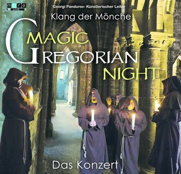 Mönche mit Kerzen in Klosterbau