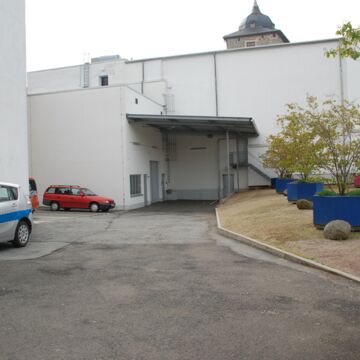 Bühnenandienung Parktheater mit Fahrzeugen und Blümenkübeln