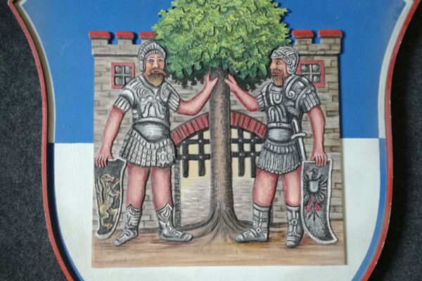 zwei Wachmänner links und rechts von einem Baum im Hintergrund das Stadttor, führt zur Arnau Sammlung
