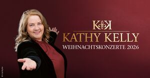 Kathy Kelly in Präsentationspose daneben Schriftzug Kathy Kelly