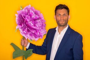 Christian Ehring mit Riesenblume in der Hand