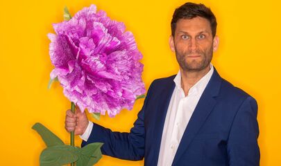 Christian Ehring mit Riesenblume in der Hand, führt zum Kalendereintrag
