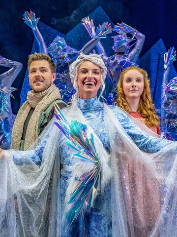 Die Schneekönigin im Vordergrund dahinter zwei weitere Schauspieler