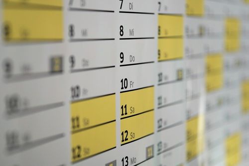 Foto Kalender mit Spalten für die Monate. Wochenende ist geld markiert.