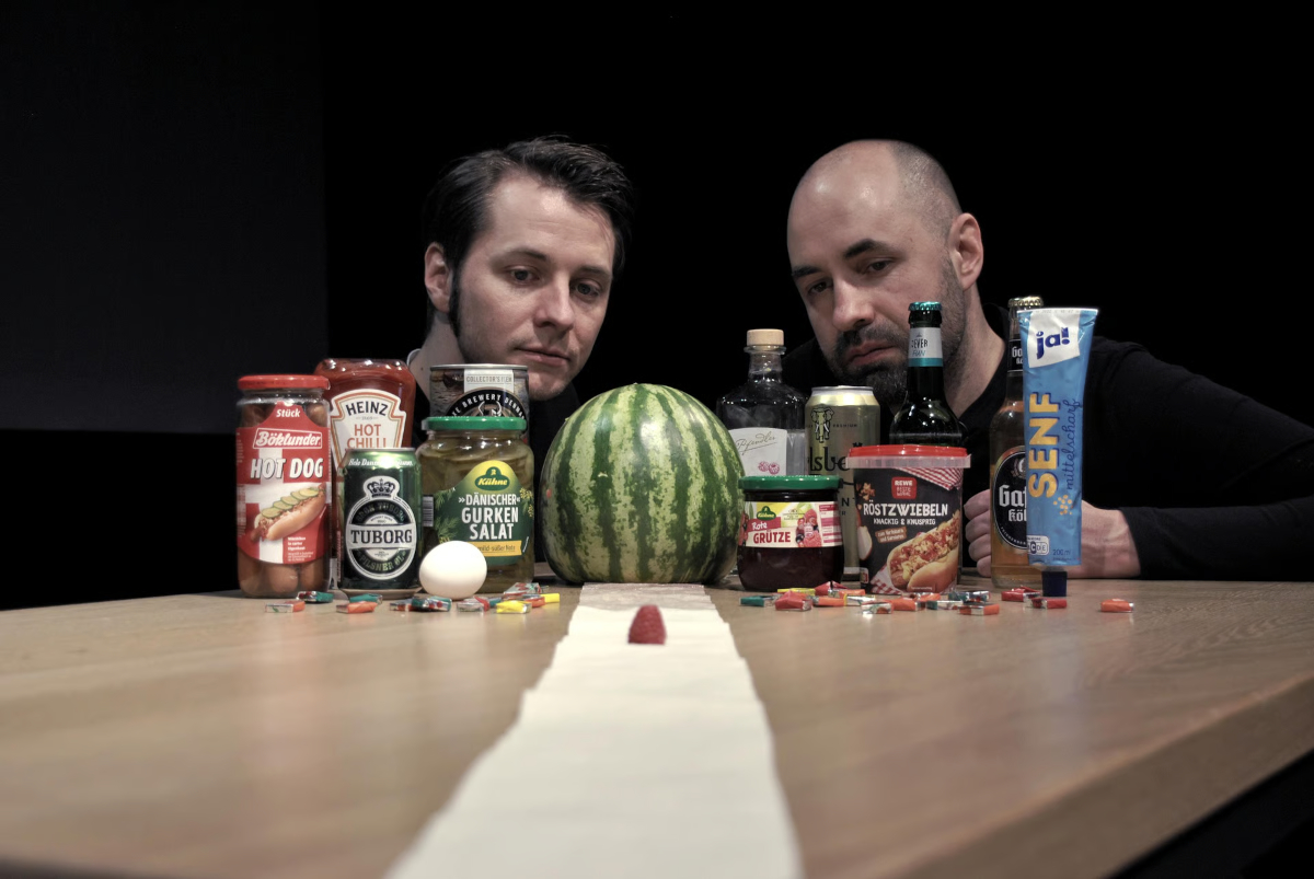 Die Protagonisten von Himlet mit den zwei Spielern im Hintergrund