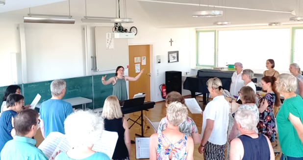 Der Chor der Musikschule “Wings of Joy” mit Chorleiterin Nicole Schumann